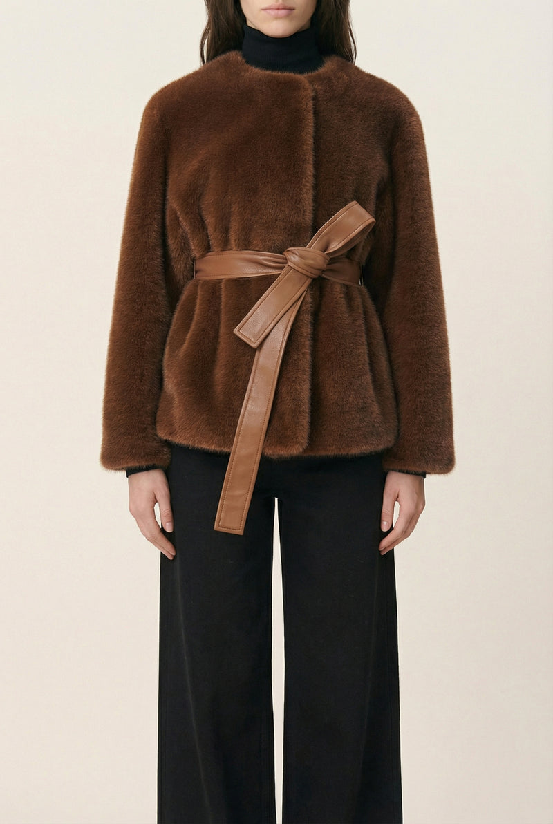 front profile model wearing Fabu Faux Fur Belted Jacket brown Crewneck
Faux fur
Faux leather waist tie
Long sleeve