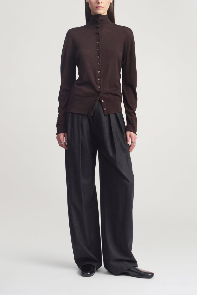 front profile model wearing Fadia Cardigan cacao brown Fine-gauge cardigan
Silk wool
High funnel collar
Rippled button front
Dropped shoulder seams
Deep knit hem band
Narrow rolled cuffs
75% Merino Wool / 25% Silk