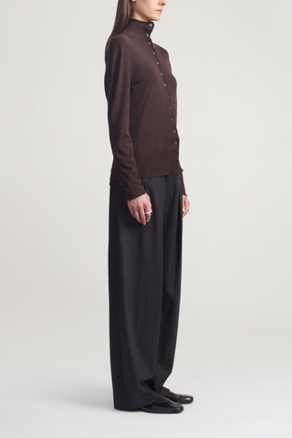 side profile model wearing Fadia Cardigan cacao brown Fine-gauge cardigan
Silk wool
High funnel collar
Rippled button front
Dropped shoulder seams
Deep knit hem band
Narrow rolled cuffs
75% Merino Wool / 25% Silk