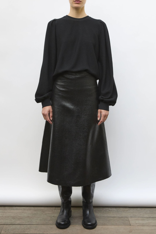 front profile model wearing Farandole Crew Top Noir black Fine, soft knit top
Gathered sleeves
Pleated effect
Fine Italian garter-stitch knit sweater
Straight cut
Round neckline
Long gathered sleeves for a refined look