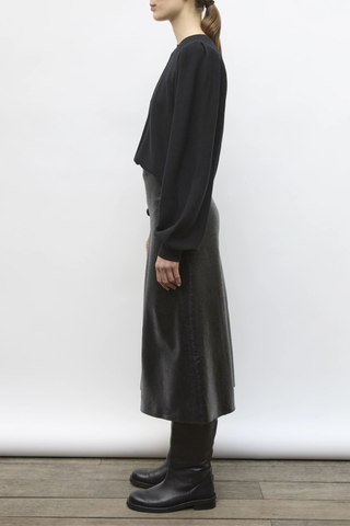 side profile model wearing Farandole Crew Top Noir black Fine, soft knit top
Gathered sleeves
Pleated effect
Fine Italian garter-stitch knit sweater
Straight cut
Round neckline
Long gathered sleeves for a refined look