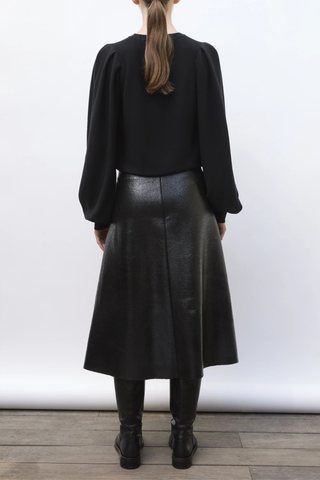 back profile model wearing Farandole Crew Top Noir black Fine, soft knit top
Gathered sleeves
Pleated effect
Fine Italian garter-stitch knit sweater
Straight cut
Round neckline
Long gathered sleeves for a refined look