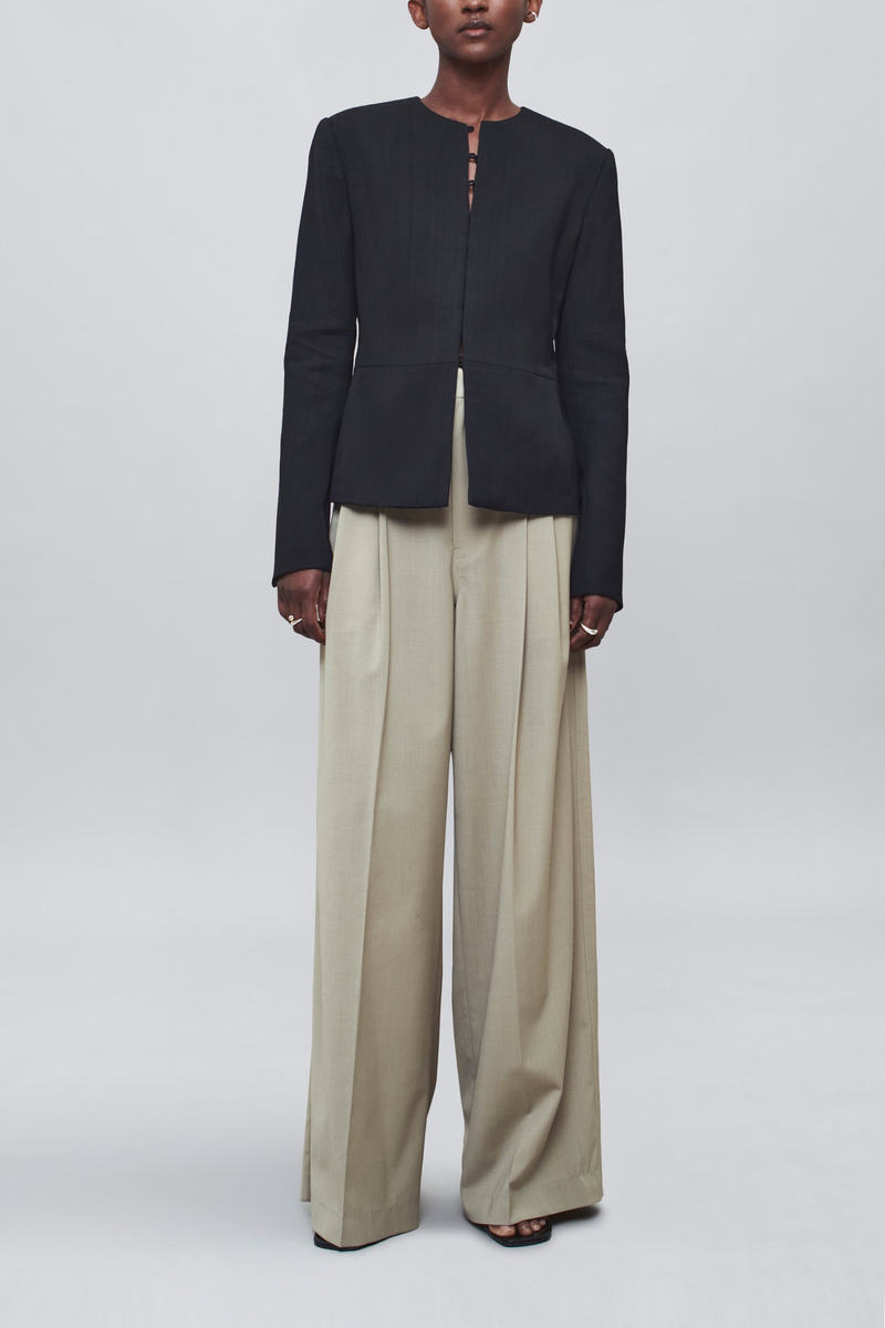 front profile model wearing Fatima Wide Leg Trouser clay High-waisted
Pleated trouser
Paperweight wool suiting
Tailored fit
&nbsp;Back welt pockets
Tab waist closure
Double front belt loops