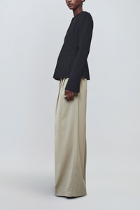 side profile model wearing Fatima Wide Leg Trouser clay High-waisted
Pleated trouser
Paperweight wool suiting
Tailored fit
&nbsp;Back welt pockets
Tab waist closure
Double front belt loops