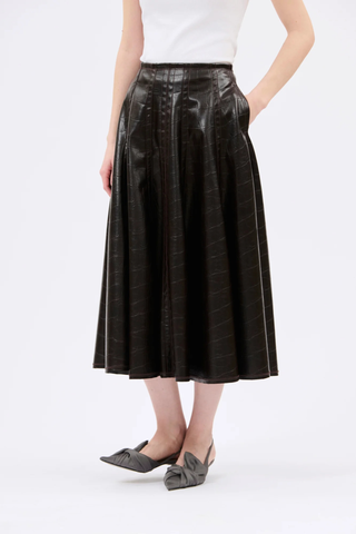 front profile model wearing Faux Croc Leather Skirt dark chocolate A-line
Maxi length
Side seams
Dcorative stitching
100% polyester