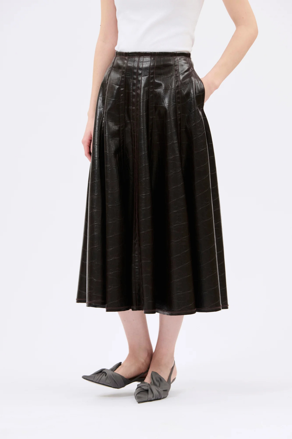 front profile model wearing Faux Croc Leather Skirt dark chocolate A-line
Maxi length
Side seams
Dcorative stitching
100% polyester
