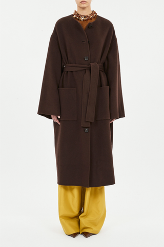 front profile model wearing Fernanda Double Faced Wool Oversized Coat with removable tie two front pockets collarless brown 