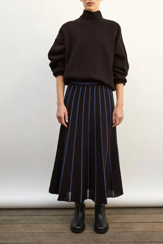 front profile model wearing Fjord T-neck Long Sleeve Sweater ebony dark brown Soft and relaxed
Oversized
Sweatshirt-style cut
Smocked finishes at the sleeve hems
High neck
97% pure extra-fine virgin wool, 2% polyamide, 1% elastane