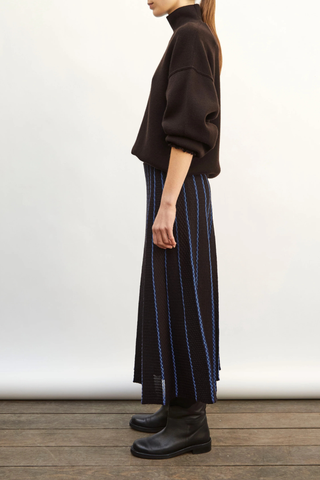 side profile model wearing Fjord T-neck Long Sleeve Sweater ebony dark brown Soft and relaxed
Oversized
Sweatshirt-style cut
Smocked finishes at the sleeve hems
High neck
97% pure extra-fine virgin wool, 2% polyamide, 1% elastane