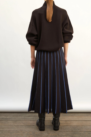 back profile model wearing Fjord T-neck Long Sleeve Sweater ebony dark brown Soft and relaxed
Oversized
Sweatshirt-style cut
Smocked finishes at the sleeve hems
High neck
97% pure extra-fine virgin wool, 2% polyamide, 1% elastane
