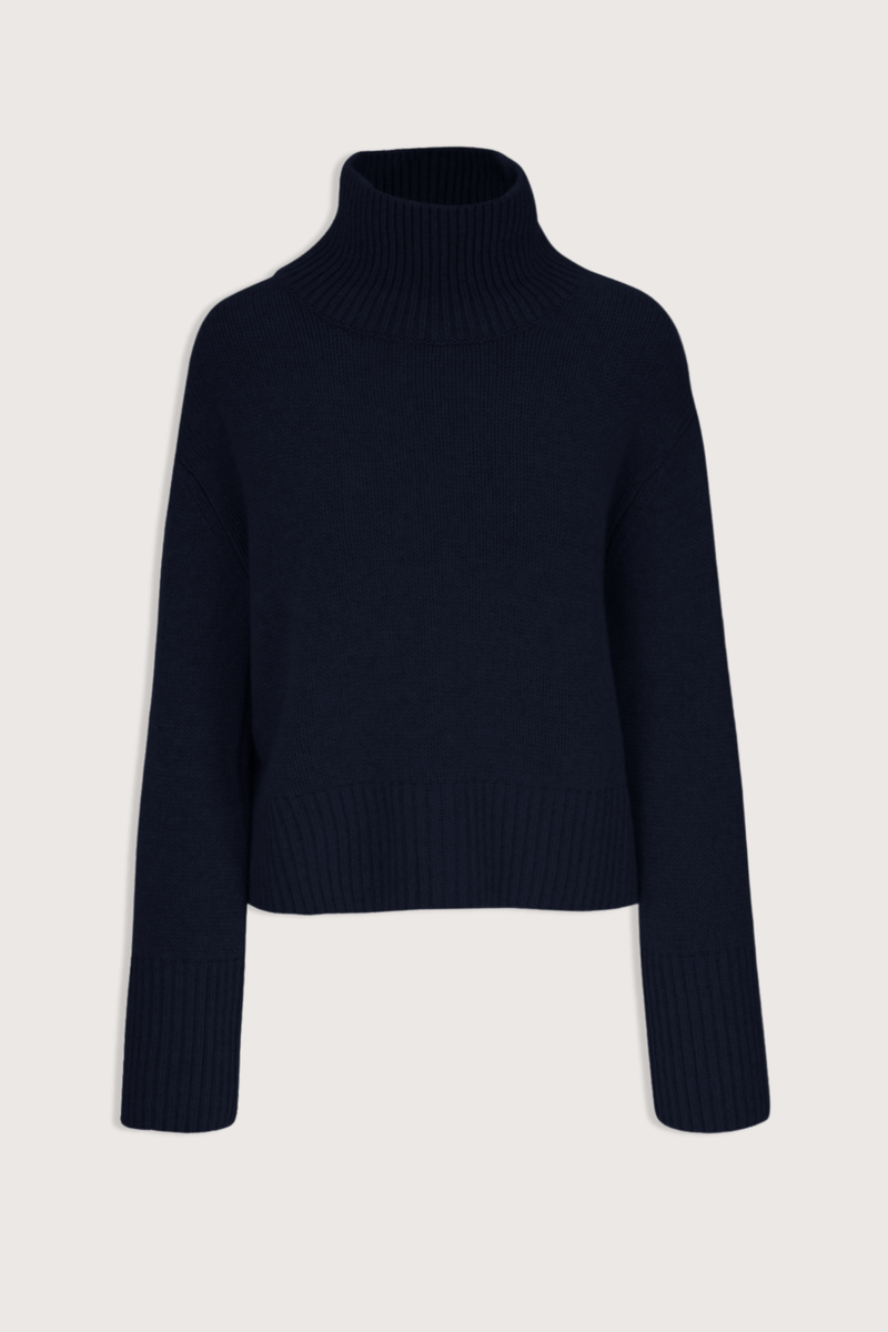 flat lay Fleur Sweater Navy 100% cashmere
Relaxed fit
Turtleneck sweater
Elongated cuffs
Dropped shoulders
Thick ribbed edges
