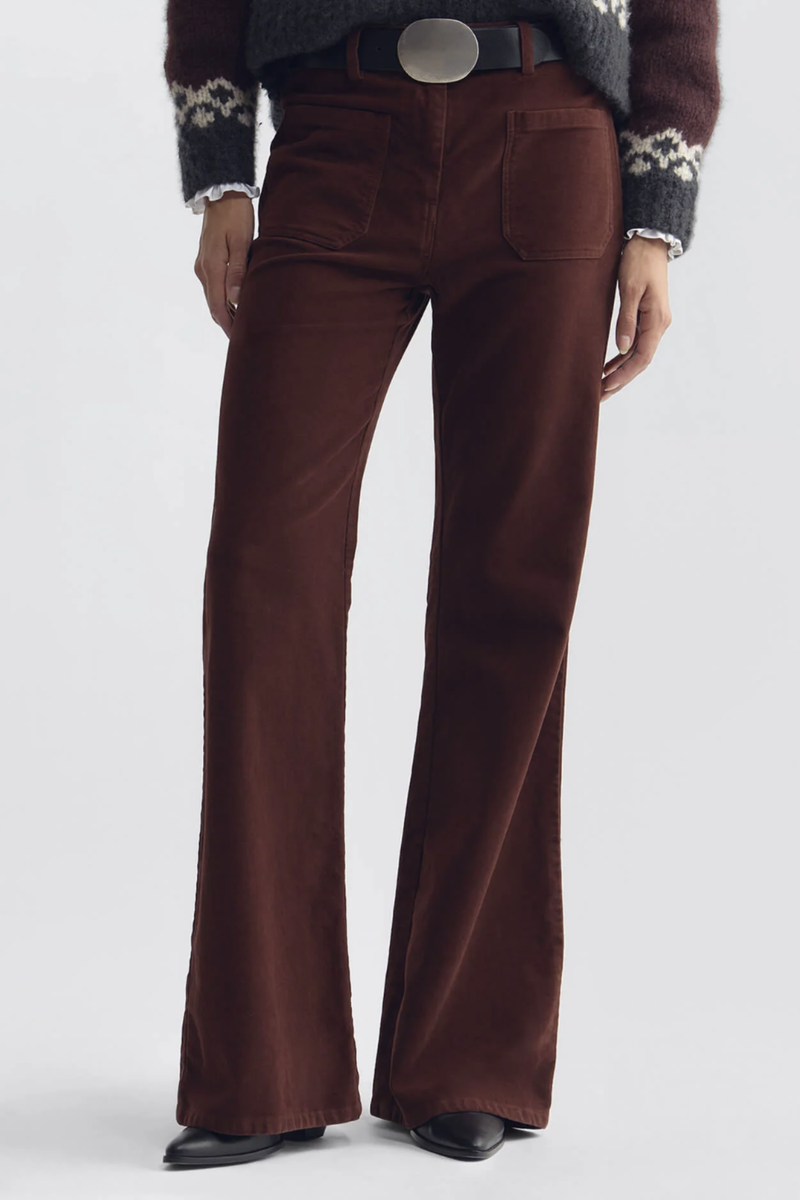 front profile model wearing Florence Moleskin Pant cabernet High-rise
Flare leg pant
Non-stretch Italian mid-weight moleskin
Fitted from waist through hip with a flared leg
Patch pockets at front and back
Zip fly
Branded shank closure
Belt loops at front and back
97% Cotton 3% Elastane