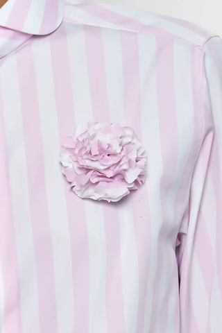close up detail Flower Brooch pink with pin on the back Pale pink and white flower
Metal pin clasp at the back
Medium weight cotton
100% two-ply cotton poplin woven in Italy