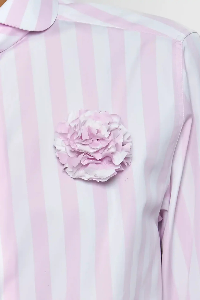 close up detail Flower Brooch pink with pin on the back Pale pink and white flower
Metal pin clasp at the back
Medium weight cotton
100% two-ply cotton poplin woven in Italy