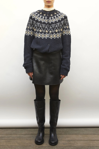 front profile model weairng Foil Mini Skirt deep black Leather-look knit
Short milano knit skirt
Coated leather effect
Flared cut
Back zipper