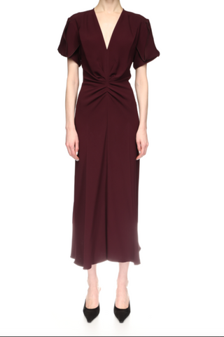 front profile model wearing Gathered V-Neck Midi Dress Merlot Front v-neckline
Pleat detail on front waist and front shoulder
Fitted around the waist with a more relaxed fit through the bodice