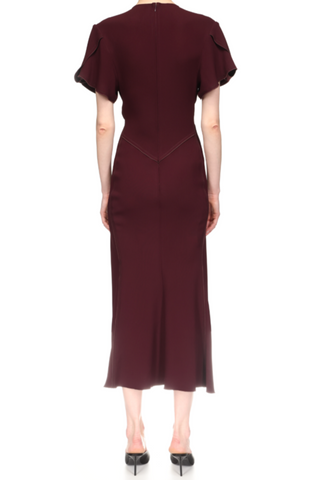 back profile model wearing Gathered V-Neck Midi Dress Merlot Front v-neckline
Pleat detail on front waist and front shoulder
Fitted around the waist with a more relaxed fit through the bodice