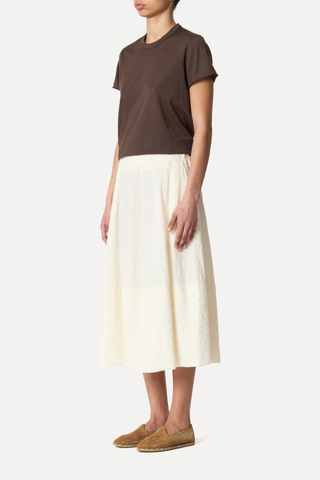 side profile model wearing Gea Rock Skirt ivory Midi Skirt
A-Line
Elastic Waistband
Regular fit
Lined bottom panel
Wrinkled Plain Wave
Side seam pockets
Made In Italy cotton
