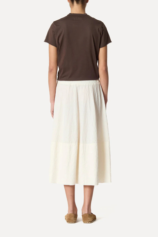 back profile model wearing Gea Rock Skirt ivory Midi Skirt
A-Line
Elastic Waistband
Regular fit
Lined bottom panel
Wrinkled Plain Wave
Side seam pockets
Made In Italy cotton