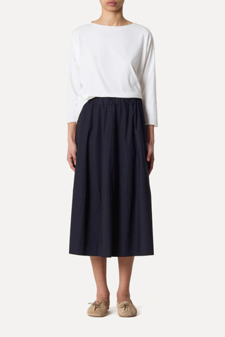 front profile model wearing Gea Skirt Atlantic Elasticated Waist
A-line skirt
Side seam pockets
Relaxed fit
Midi length
100% Cotton Poplin