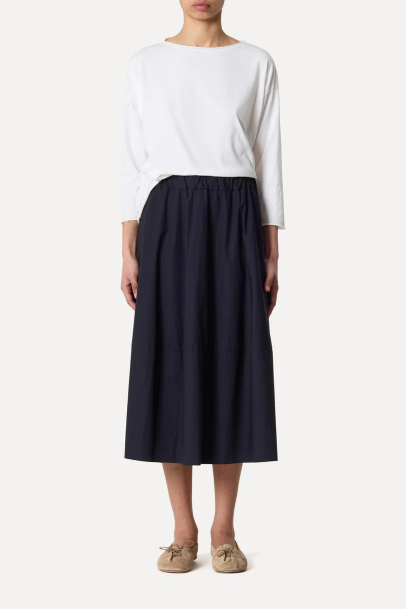 front profile model wearing Gea Skirt Atlantic Elasticated Waist
A-line skirt
Side seam pockets
Relaxed fit
Midi length
100% Cotton Poplin