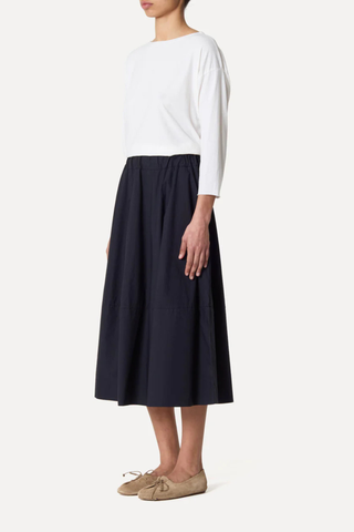 side profile model wearing Gea Skirt Atlantic Elasticated Waist
A-line skirt
Side seam pockets
Relaxed fit
Midi length
100% Cotton Poplin