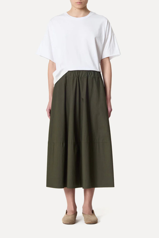 front profile model wearing Gea Skirt Olive Elasticated Waist
A-line skirt
Side seam pockets
Relaxed fit
Midi length
100% Cotton Poplin