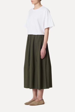 side profile model wearing Gea Skirt Olive Elasticated Waist
A-line skirt
Side seam pockets
Relaxed fit
Midi length
100% Cotton Poplin