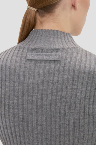 close up back logo detail for Georgia Sweater grey marl Ribbed 
Tonal VB tab on the back neck
High Neck & high hip length
Fine merino wool in rib stich
VB embroidered logo
100% Merino Wool
