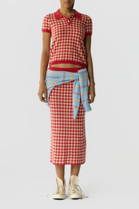 front profile model wearing Gingham Polo scarlet red LIGHT-WEIGHT GINGHAM POLO
A SLIGHTLY MORE RELAXED FIT THAN OUR SIGNATURE SHRUNKEN POLO
RIB POLO COLLAR
THREE BUTTON HALF PLACKET CLOSURE
BACK NECK GIR BRANDING