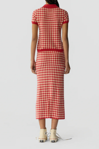 back profikle model waering Gingham Polo scarlet red LIGHT-WEIGHT GINGHAM POLO
A SLIGHTLY MORE RELAXED FIT THAN OUR SIGNATURE SHRUNKEN POLO
RIB POLO COLLAR
THREE BUTTON HALF PLACKET CLOSURE
BACK NECK GIR BRANDING
