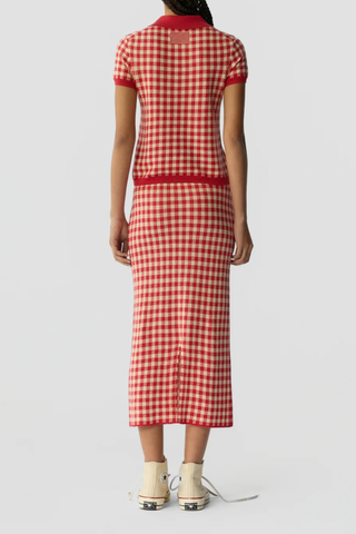 back profikle model waering Gingham Polo scarlet red LIGHT-WEIGHT GINGHAM POLO
A SLIGHTLY MORE RELAXED FIT THAN OUR SIGNATURE SHRUNKEN POLO
RIB POLO COLLAR
THREE BUTTON HALF PLACKET CLOSURE
BACK NECK GIR BRANDING