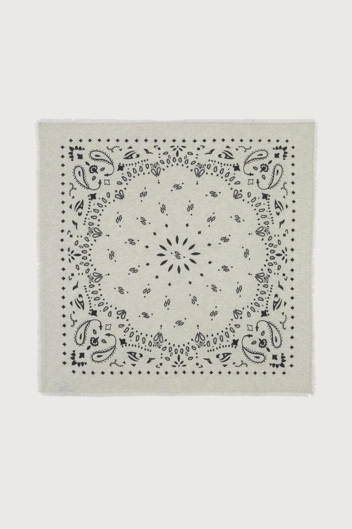flat lay Hachiko Bandana Scarf Avoine Composition: 100% cashmere, fringe edge, 
2-threads printed jersey knitting
Dimensions: Length : 92 cm | Width : 92 cm