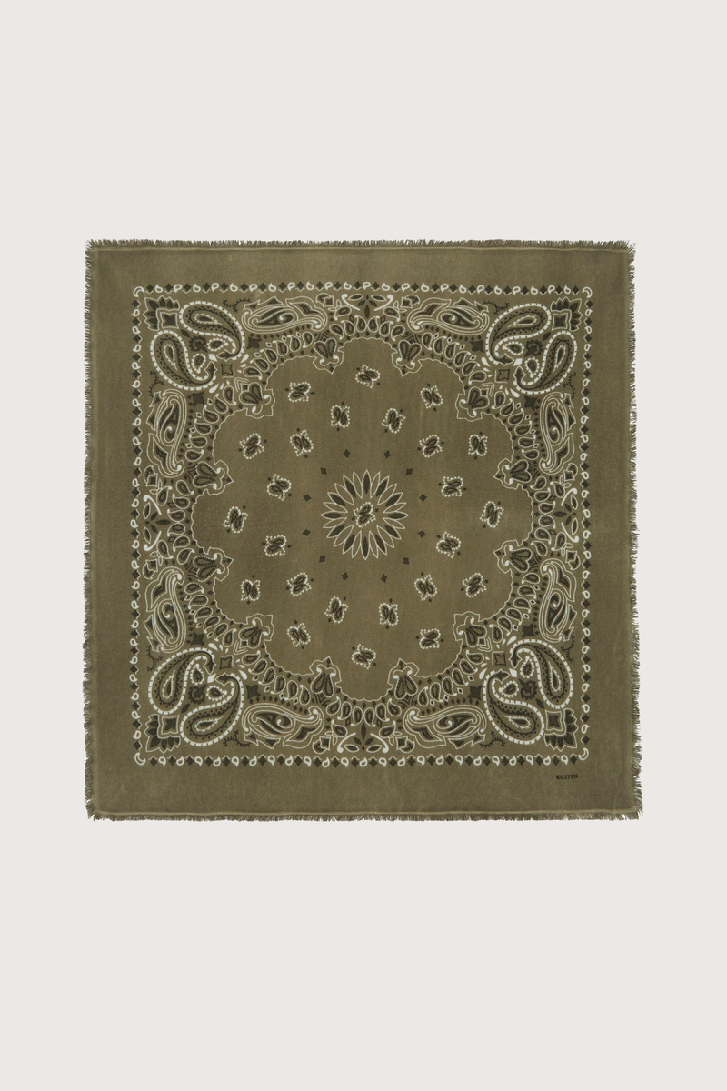 flat lay Hachiko Bandana Scarf Cactus Composition: 100% cashmere, fringe edge,
2-threads printed jersey knitting
Dimensions: Length : 92 cm | Width : 92 cm