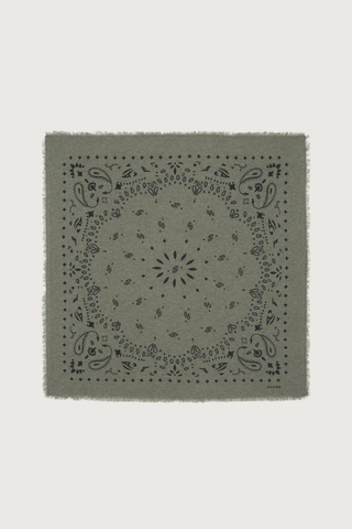 flat lay Hachiko Bandana Scarf Kaki Chin Composition: 100% cashmere
2-threads printed jersey knitting
Dimensions: Length : 92 cm | Width : 92 cm