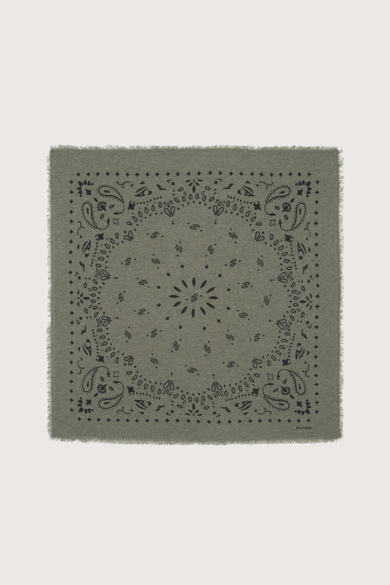 flat lay Hachiko Bandana Scarf Kaki Chin Composition: 100% cashmere
2-threads printed jersey knitting
Dimensions: Length : 92 cm | Width : 92 cm