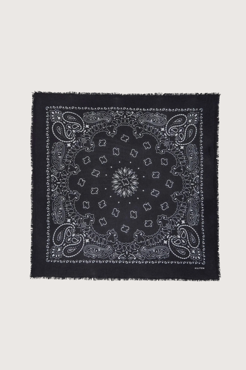 flat lay Hachiko Bandana Scarf Noir Composition: 100% cashmere
2-threads printed jersey knitting
Dimensions: Length : 92 cm | Width : 92 cm