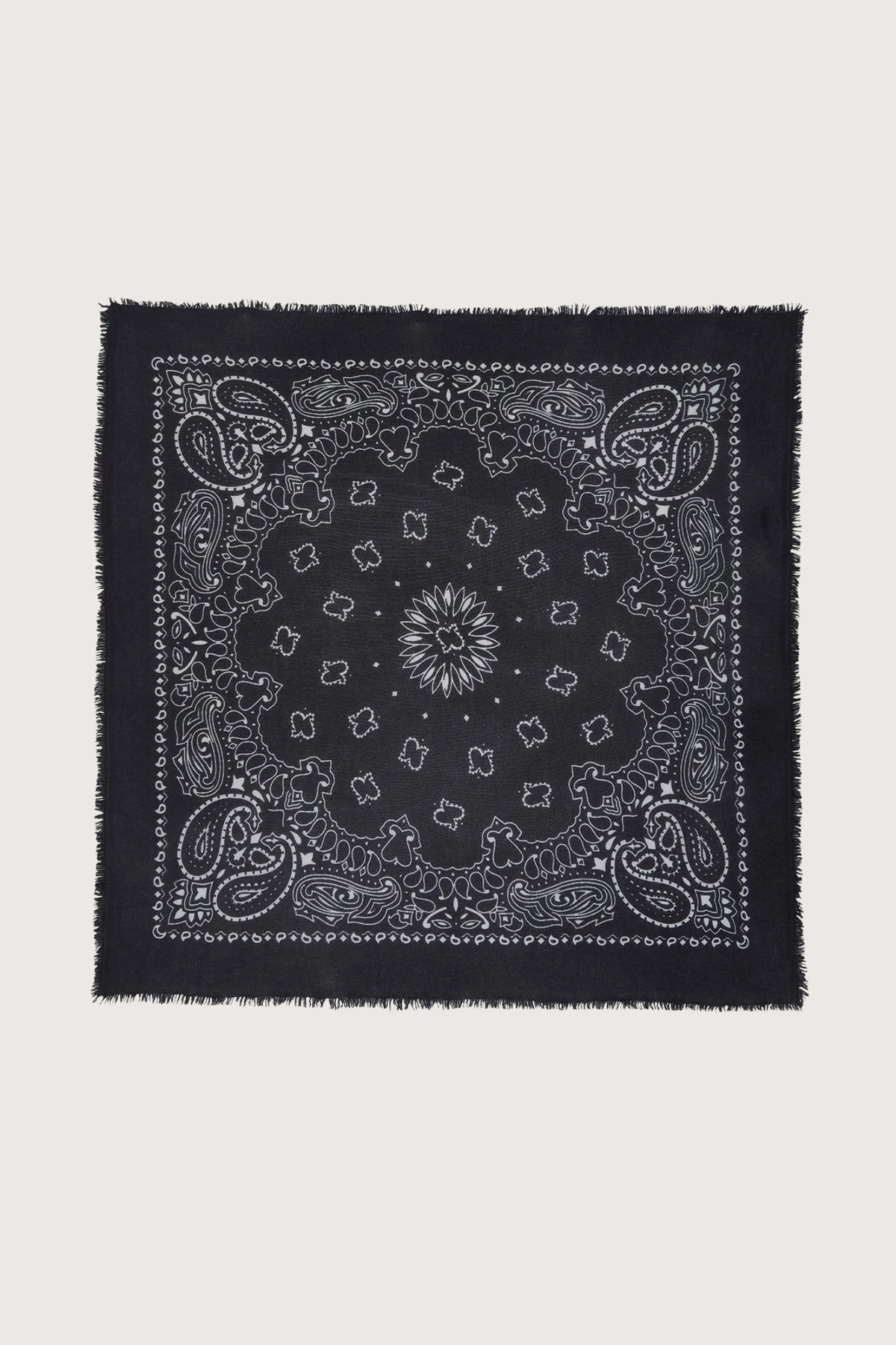 flat lay Hachiko Bandana Scarf Noir Composition: 100% cashmere, fringe edge, 
2-threads printed jersey knitting
Dimensions: Length : 92 cm | Width : 92 cm