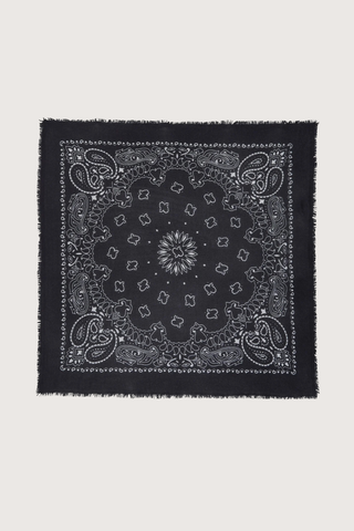 flat lay Hachiko Bandana Scarf Noir Composition: 100% cashmere, fringe edge, 
2-threads printed jersey knitting
Dimensions: Length : 92 cm | Width : 92 cm