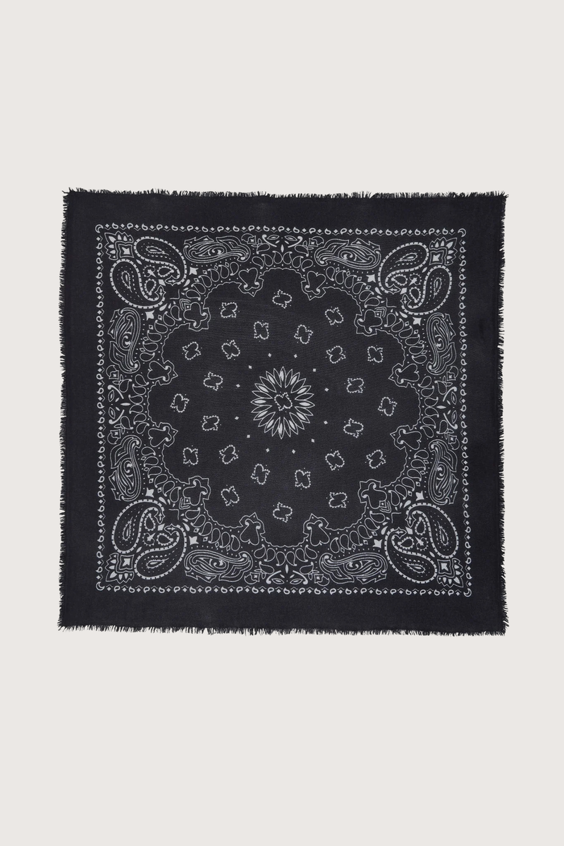 flat lay Hachiko Bandana Scarf Noir Composition: 100% cashmere, fringe edge, 
2-threads printed jersey knitting
Dimensions: Length : 92 cm | Width : 92 cm