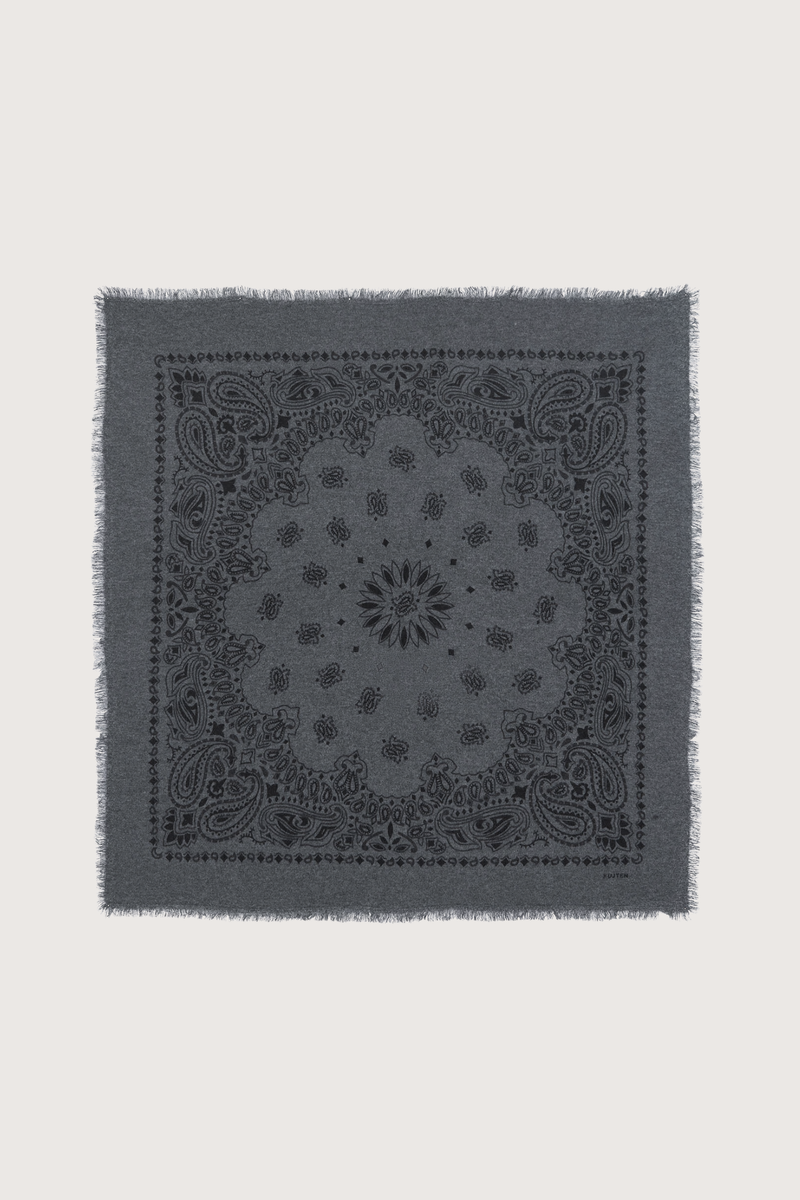 flat lay Hachiko Bico Bandana Scarf Anthracite/Noir Bandana two-toned printed

Composition: 100% cashmere
2 -ply printed jersey knitting
Dimensions: Length : 92 cm | Width : 92 cm