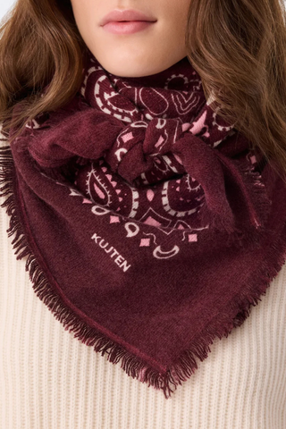 front profile model wearing  Hachiko Bico Bandana Scarf Bordeaux/Milano Bandana two-toned printed

Composition: 100% cashmere
2 -ply printed jersey knitting
Dimensions: Length : 92 cm | Width : 92 cm