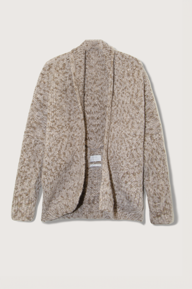 flat lay Hand Knit Paint Cocoon Tobacco HANDKNIT
HAND PAINTED YARN
SURFACE IRREGULARITIES IN COLOR AND TONE
CIRCULAR CONSTRUCTION