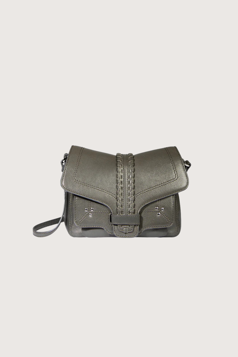 flat lay Harry S Leather Gris Bag Adjustable leather shoulder strap worn over the shoulder or crossbody
Closure with a hand-braided flap
Loop fastening
Hand-braided flap fastens with a loop
Dimensions: 20cm x 16cm x 7cm
Bag 80% Buffalo 20% Goat / Lining 100% cotton