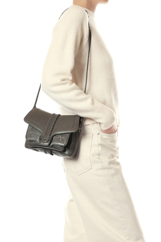 side profile model wearing bag on shoulder Harry S Leather Gris Bag Adjustable leather shoulder strap worn over the shoulder or crossbody
Closure with a hand-braided flap
Loop fastening
Hand-braided flap fastens with a loop
Dimensions: 20cm x 16cm x 7cm
Bag 80% Buffalo 20% Goat / Lining 100% cotton