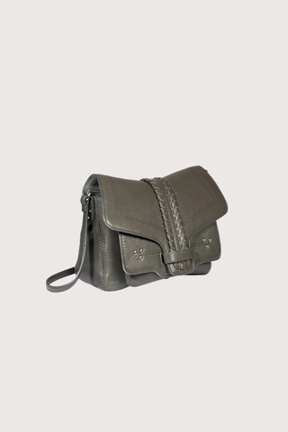side profile Harry S Leather Gris Bag Adjustable leather shoulder strap worn over the shoulder or crossbody
Closure with a hand-braided flap
Loop fastening
Hand-braided flap fastens with a loop
Dimensions: 20cm x 16cm x 7cm
Bag 80% Buffalo 20% Goat / Lining 100% cotton