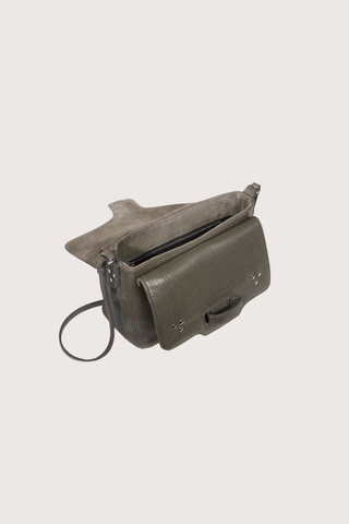 side profile inside bag Harry S Leather Gris Bag Adjustable leather shoulder strap worn over the shoulder or crossbody
Closure with a hand-braided flap
Loop fastening
Hand-braided flap fastens with a loop
Dimensions: 20cm x 16cm x 7cm
Bag 80% Buffalo 20% Goat / Lining 100% cotton