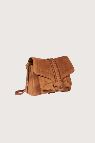 side profile Harry S Suede Caramel Shoulder Bag Adjustable leather shoulder strap worn over the shoulder or crossbody
Closure with a hand-braided flap
Loop fastening
Hand-braided flap fastens with a loop
Dimensions: 20cm x 16cm x 7cm
Bag 80% calfskin split 20% Goat / Lining 100% cotton