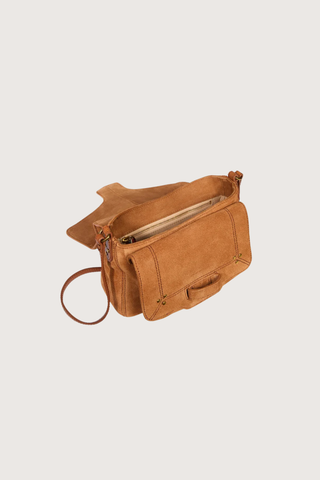 side profile inside of bag Harry S Suede Caramel Shoulder Bag Adjustable leather shoulder strap worn over the shoulder or crossbody
Closure with a hand-braided flap
Loop fastening
Hand-braided flap fastens with a loop
Dimensions: 20cm x 16cm x 7cm
Bag 80% calfskin split 20% Goat / Lining 100% cotton