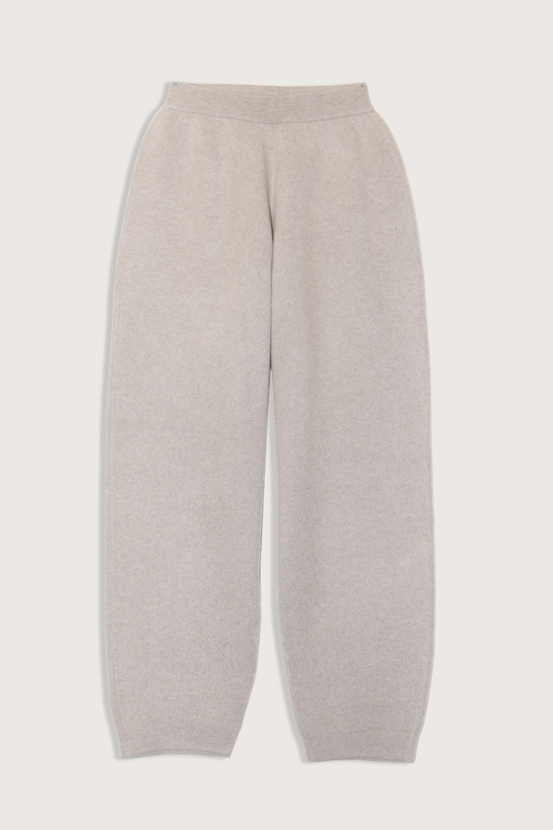 flat lay Hayden Cashmere Barrel Shape Pant beige melange 100% cashmere
Milano stitch — a smooth, compact knit
Tapered leg
Elasticated waist
Clean, unfussy finish throughout